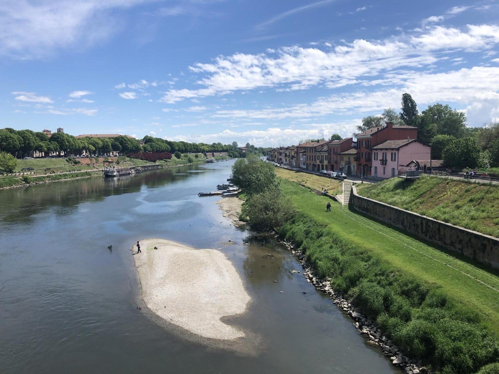 L' Appartamento Del Borgo - Parcheggio Riservato Pavia Buitenkant foto